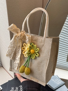 Sac seau tissé beige tenu à la main avec fleurs 3D et un charmant nœud en dentelle