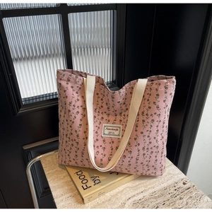 Détail du sac cabas en velours côtelé rose à fleurs brunes avec anses tressées