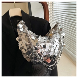 Détails du sac hobo argenté avec de larges paillettes rondes et bandoulières chaînées