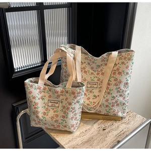 Vue détaillée du set de sacs cabas en velours côtelé avec motifs floraux vintage
