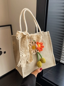 Sac fourre-tout en lin avec nœud en dentelle et fleurs au crochet en intérieur ensoleillé