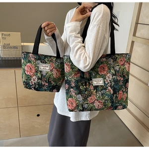Detailed comparison of large and small retro floral jacquard tote bags on a wooden surface