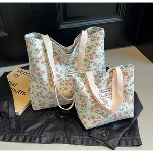 Détail de deux sacs cabas à fleurs en velours côtelé de différentes tailles
