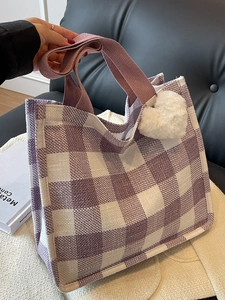 Grand sac cabas à carreaux violets et blancs avec pompon en peluche et anses tissées