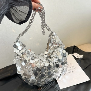Sac hobo chic à paillettes argentées avec chaînes métalliques pour un porté épaule