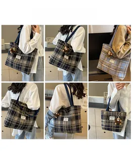 Vues multiples du sac cabas à carreaux pour femme avec charme en peluche doux