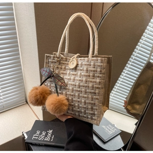Sac bento en lin avec texture en tweed, bouton en bois et détail de pendentif cerise