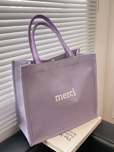 Borsa tote minimalista in tela viola con stampa merci bianca su sfondo stile di vita