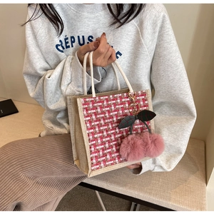Sac fourre-tout en lin avec panneau en tweed rouge et breloque cerise rose en peluche