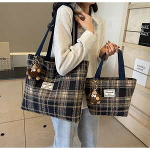 Détail du sac cabas en laine à carreaux avec anses tissées et charmant petit ours
