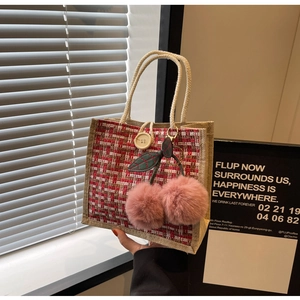 Détail du sac à lunch en tweed à carreaux rouges avec bordure en jute et cerise