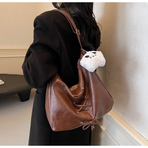Sac hobo marron en simili cuir avec laçage latéral et un joli porte-clés panda en peluche