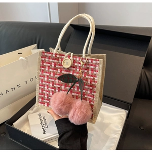Sac fourre-tout en lin à carreaux rouges avec poignées en corde et breloque cerise
