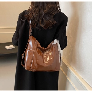 Sac fourre-tout en cuir marron avec broderie numéro 10 et détails en dentelle blanche