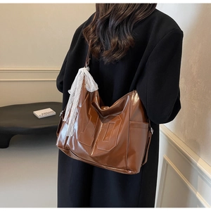 Détail du sac cabas vintage en similicuir marron avec nœud dentelle et numéro 10