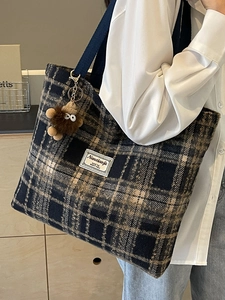 Grand sac cabas à carreaux en laine bleu et beige avec breloque monstre en peluche