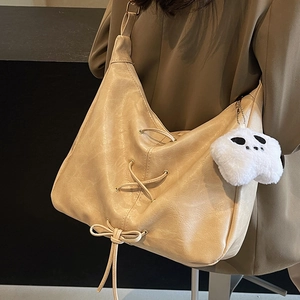 Sac fourre-tout beige chic avec détails à lacets et breloque en peluche pour femme