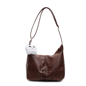 Sac bandoulière Hobo classique en cuir marron avec détails croisés et charm en peluche