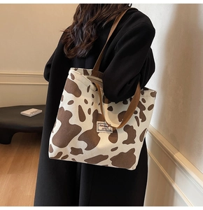 Mannequin portant un grand sac cabas en velours côtelé à motif vache pour le quotidien