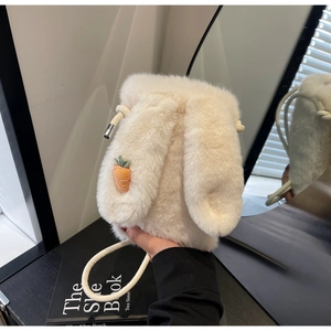 Gros plan d'un sac en peluche blanc avec broderie carotte et fausse fourrure de lapin