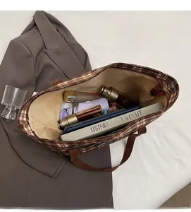 Vue détaillée montrant la grande capacité intérieure d'un sac cabas à carreaux