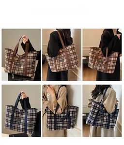 Collage de grands sacs cabas en toile à carreaux montrant des modèles variés
