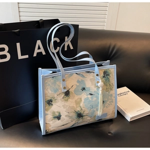Vue détaillée du grand sac cabas français avec imprimé floral bleu et pompon blanc