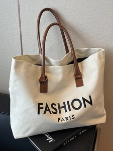 Große cremefarbene Canvas-Einkaufstasche mit braunen Ledergriffen und Fashion Paris Druck
