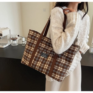 Détail du sac cabas à carreaux marron avec étiquette Fashion sur fond minimaliste chic