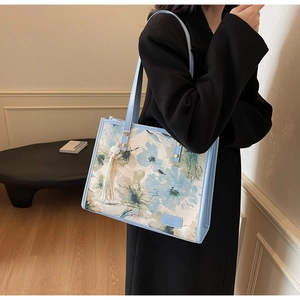Détail du grand sac cabas à fleurs avec franges blanches et poignées en cuir
