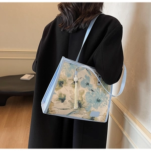 Vue détaillée du sac cabas floral bleu clair avec gland à franges et bordure bleue élégante