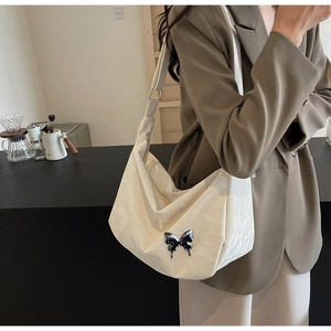 Sac à bandoulière chic en nylon plissé blanc crème avec ornement papillon en métal