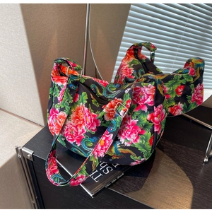 Detail of the high-capacity tote bag with traditional Chinese floral and phoenix patterns