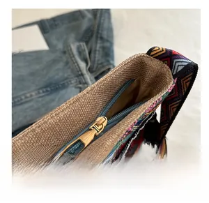 Détail du sac ethnique avec fermeture éclair en métal et bandoulière tissée colorée