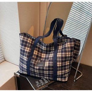Détail du grand sac cabas à carreaux bleu et blanc avec étiquette mode et larges anses