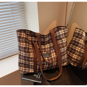 Vue détaillée du grand sac cabas à carreaux marron avec étiquette tendance brodée