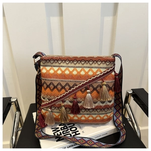Vue détaillée du sac bohème tissé avec motifs géométriques et pendentifs à franges