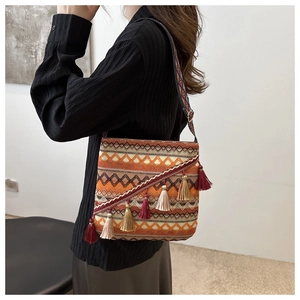 Détail du sac bandoulière bohème en tricot avec motifs ethniques et franges