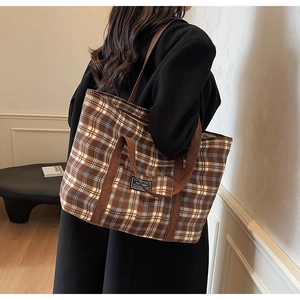 Détail d'un grand sac cabas à carreaux avec doubles poignées et motif vintage élégant