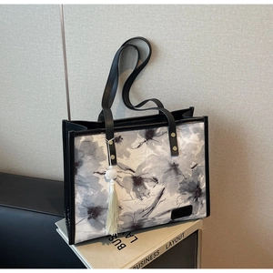 Sac cabas artistique à imprimé floral monochrome et détail de gland élégant