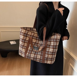 Détail du grand sac cabas à carreaux marron vintage avec écusson logo Fashion