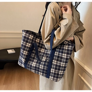 Détail du grand sac cabas à carreaux bleus montrant sa texture et sa capacité sur l'épaule