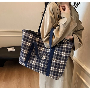 Détail du grand sac cabas à carreaux bleus et blancs avec poignées en sangle larges