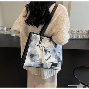 Détail du grand sac cabas avec motifs floraux à l'encre et poignées en cuir utilisé
