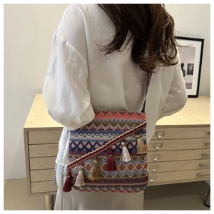 Détail de vue arrière d'un sac bandoulière bohème tissé avec glands colorés et motifs géométriques