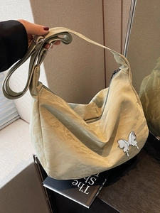 Sac Hobo Plissé pour Femmes Décoration Papillon Métal Sac à Bandoulière Tendance Sangle Large Réglable Y2K Crescent Tote