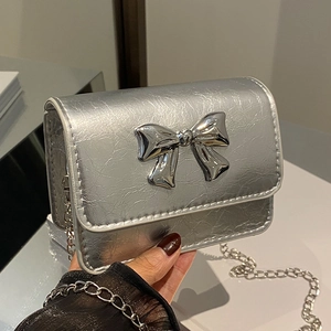 Sac à Épaule Mini en Cuir PU Minimaliste Urbain Avec Nœud en Métal Argenté Sac Bandoulière à Chaîne Petit Sac Carré pour Femmes