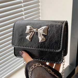 Sac à bandoulière noir plissé chic avec nœud en métal argenté et fine chaîne