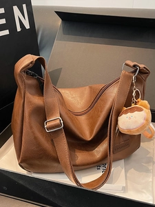 Brown retro oversized dumpling crossbody bag with plush charm in荔枝 texture PU leather