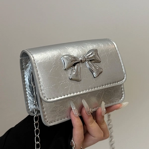 Sac bandoulière argenté chic avec texture plissée et détail de nœud en métal poli